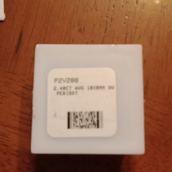 Oval Peridot 2.40 carats - Picture 2 of 4